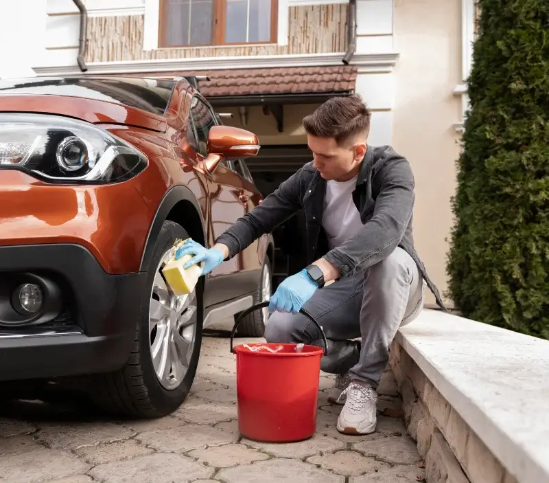 Lavage auto à domicile Saint-Aigny : professionnel intervenant sur un véhicule